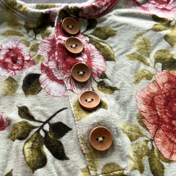 Posh peanut ruffle sleeved romper - Picture 2 of 6